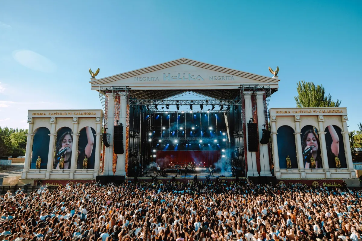 Público asistiendo a un festival español al aire libre