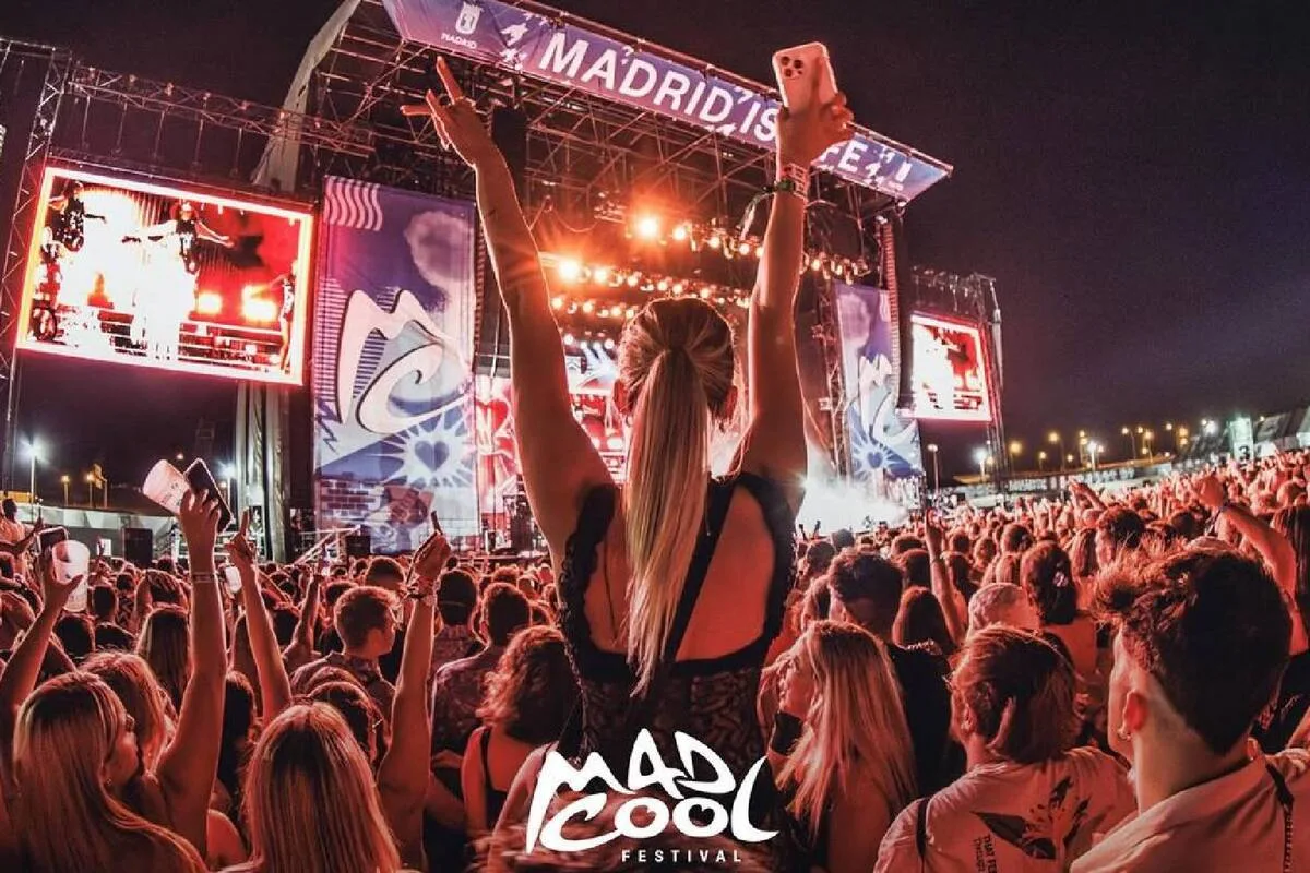 Comparación visual entre el ciclo de compra de un festival y el de e-commerce